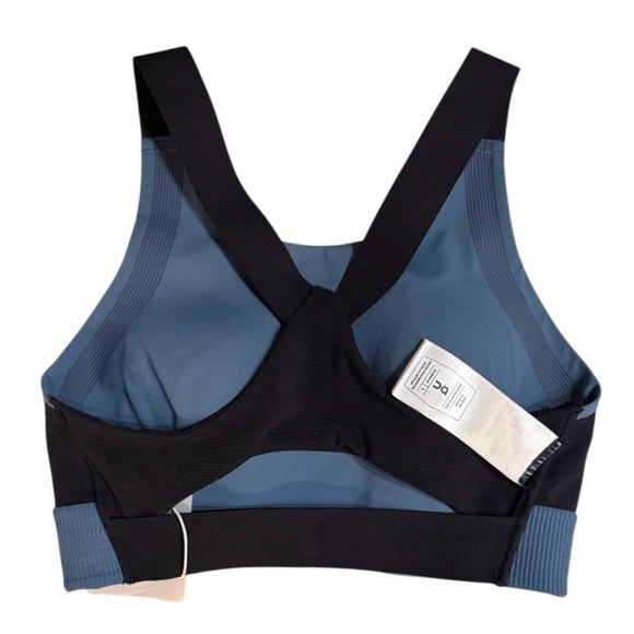 On Women's Performance Bra - Picture 9 of 11